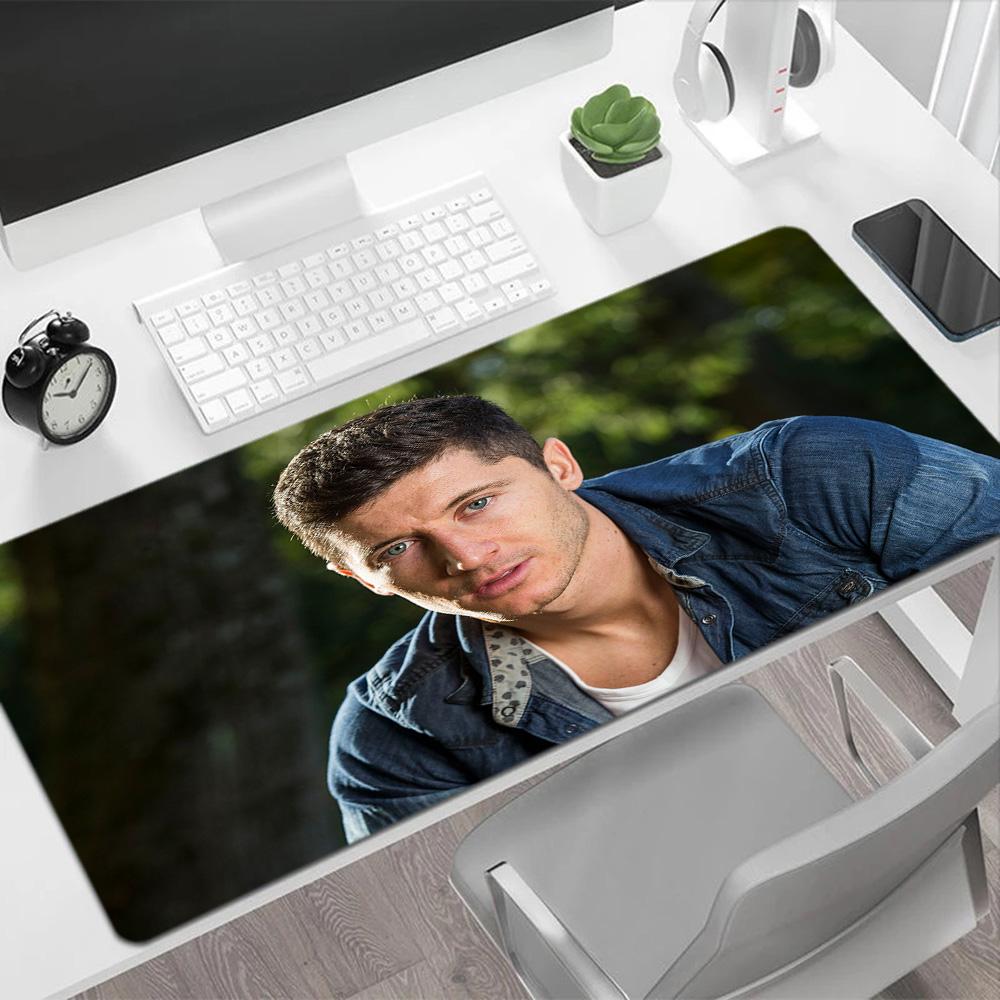 Robert Lewandowski Feiert Tor Gaming Mauspads Schreibtischunterlage Desktop Mauspads Rutschfester Gummiboden Perfekt für Büro Laptop Gaming Setup
