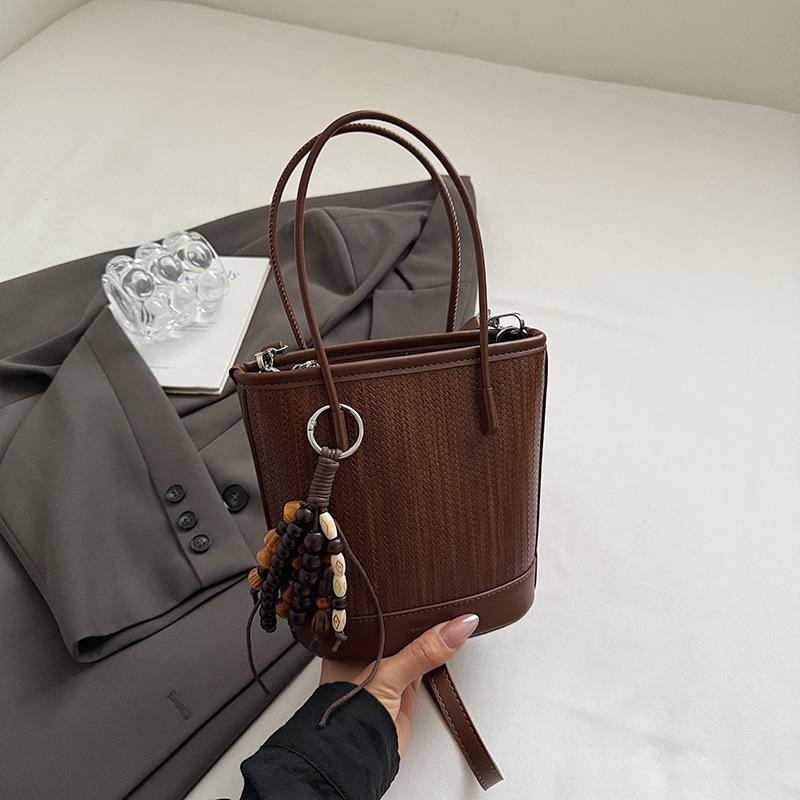 Large capacity bag women's niche casual simple portable bucket bag autumn new woven commuter messenger bag