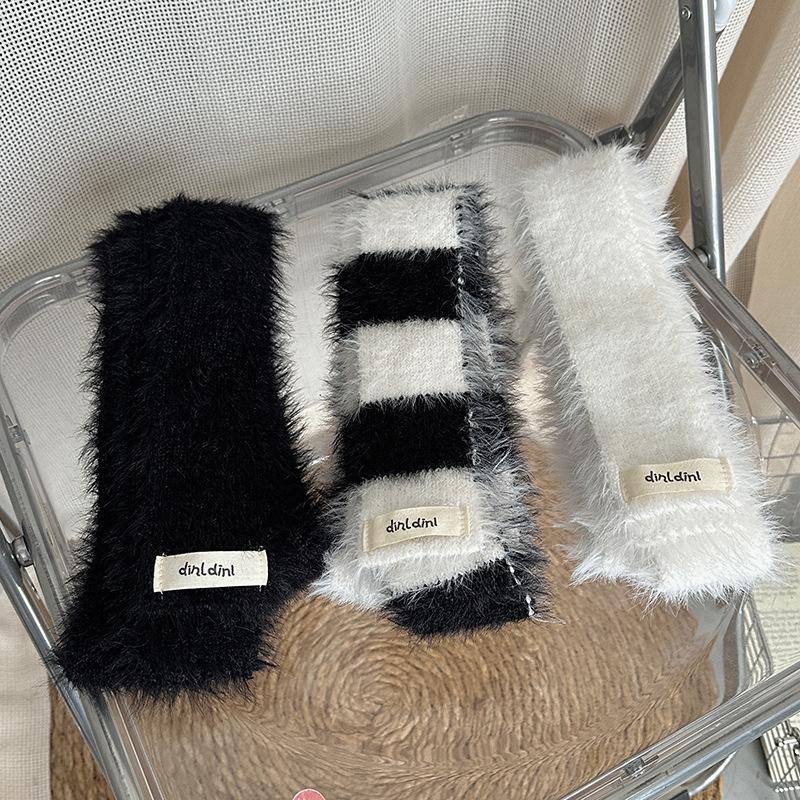 Falling Pool Knitwear Black & White Fluffy Narrow Stripe Scarf – Versatile Y2K Style for Women