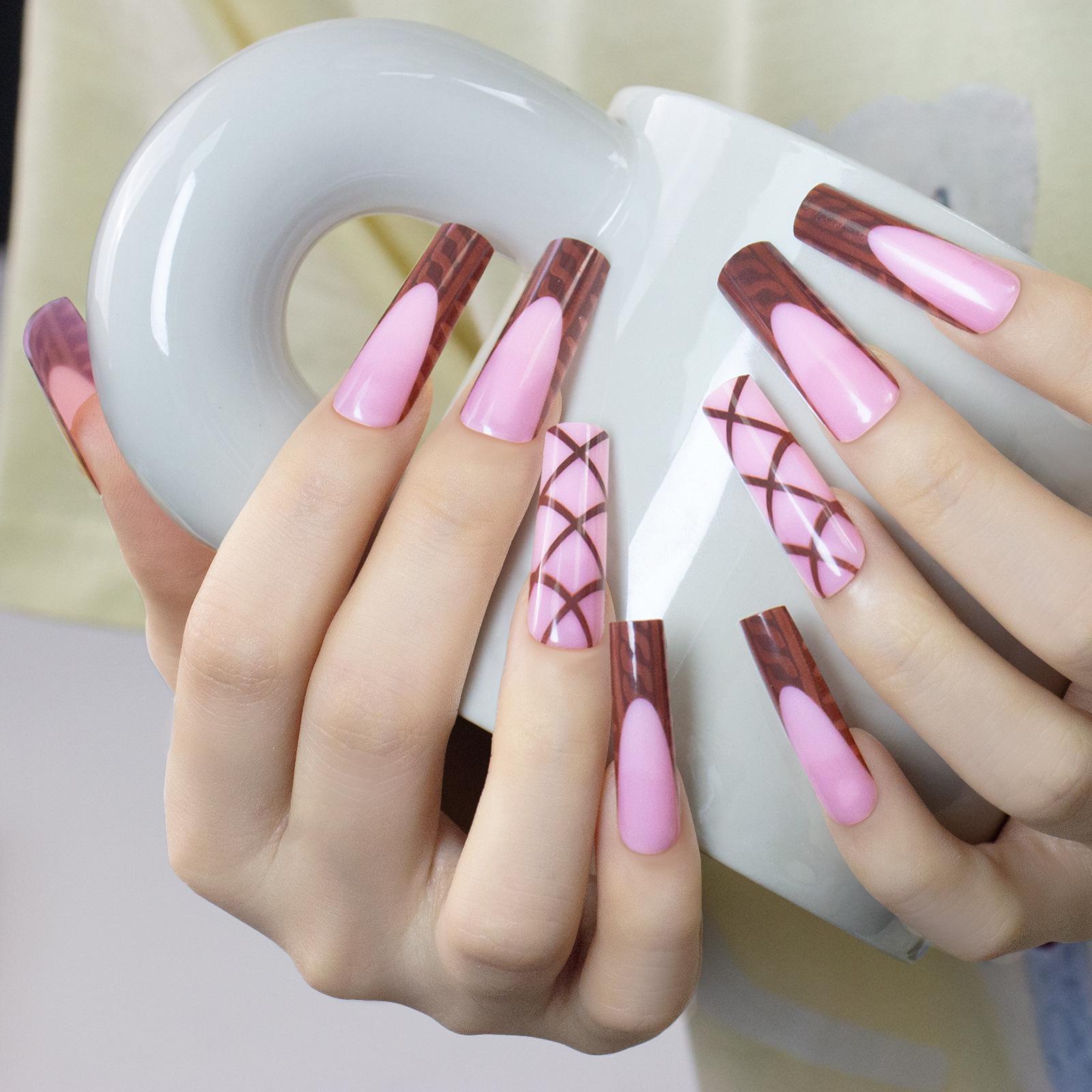 

Маникюр кофейного цвета «Крест-накрест», 24 штуки, очень длинные накладные ногти