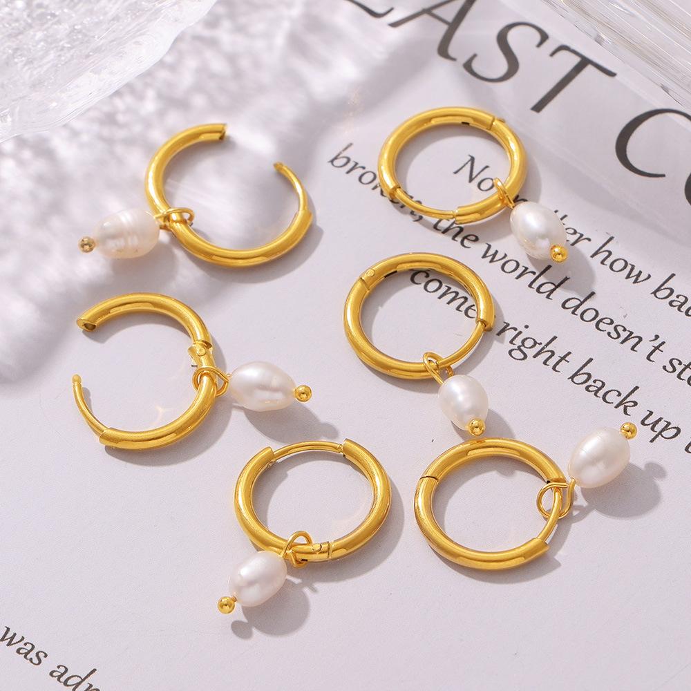 Orecchini in Perle d'Acqua Dolce Naturali Stile Coreano di Nicchia Acciaio Titanio Placcato Oro 18K Orecchini Semplici Versatili da Donna