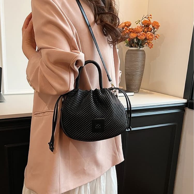 Bolsa de ombro feminina elegante com textura