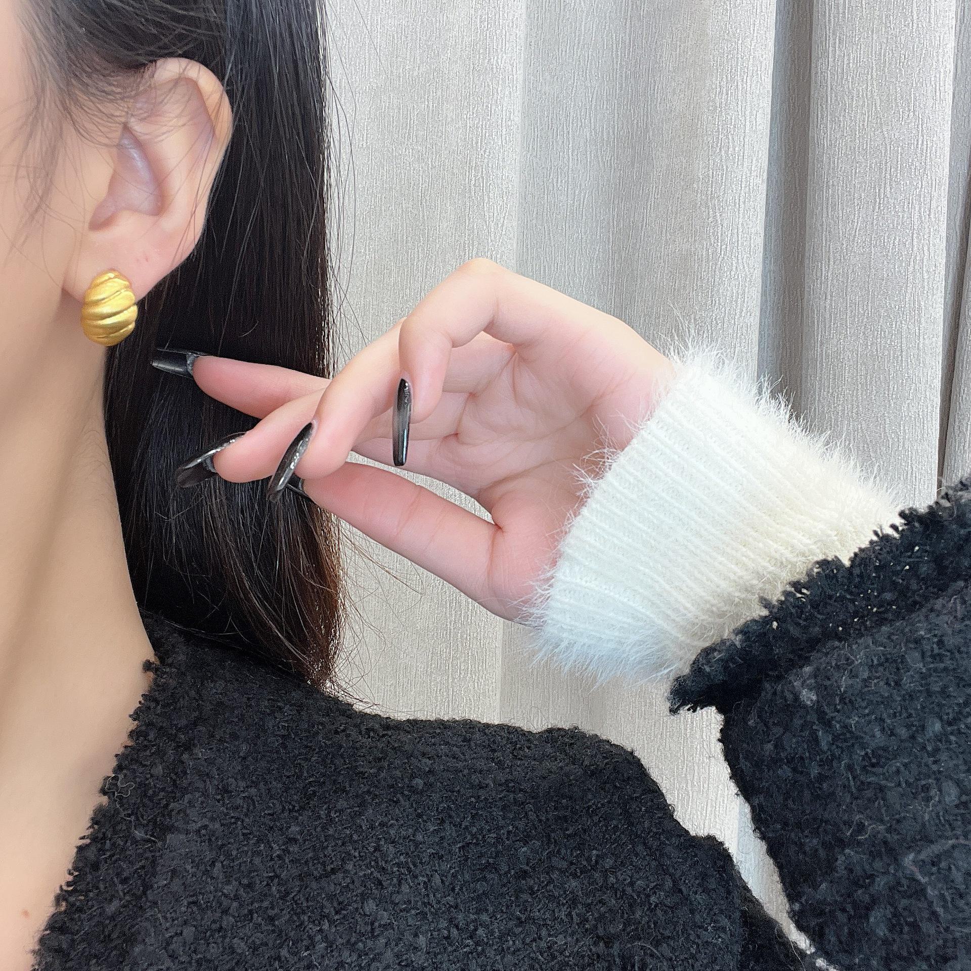 

French Retro Croissant High-End Luxury Earrings: 2024 Trendy Fashion Brushed Croissant Earrings золотой