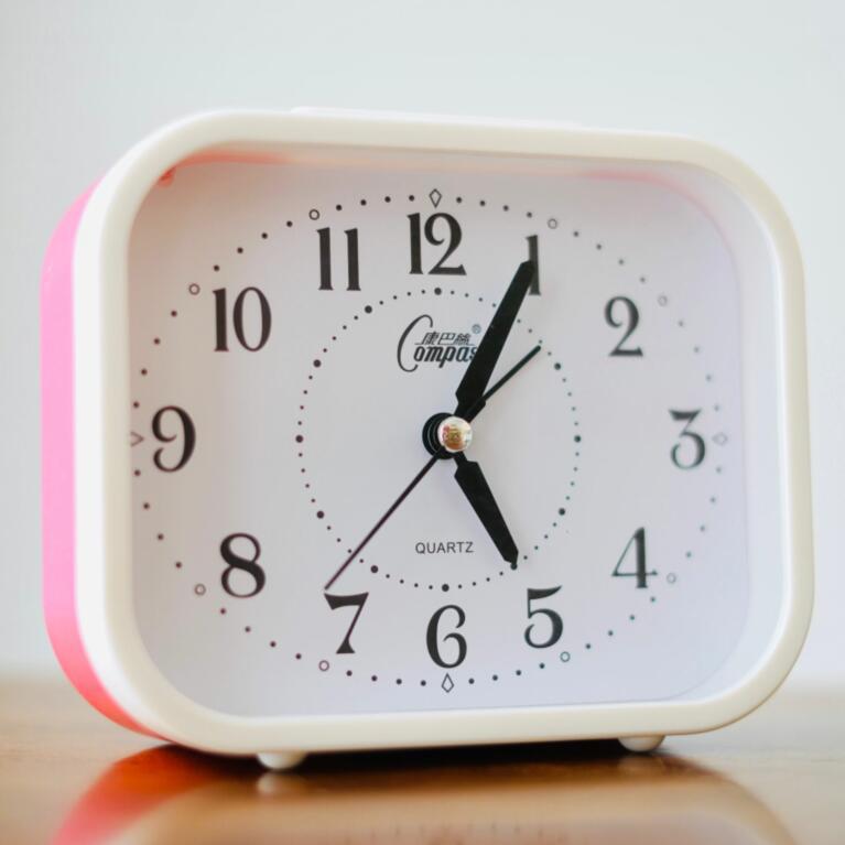 Silent Alarm Clock for Elderly People Using Night Lights for Big Characters for Students Desktop Clocks for Simple Bedroom Bedside Table Clock