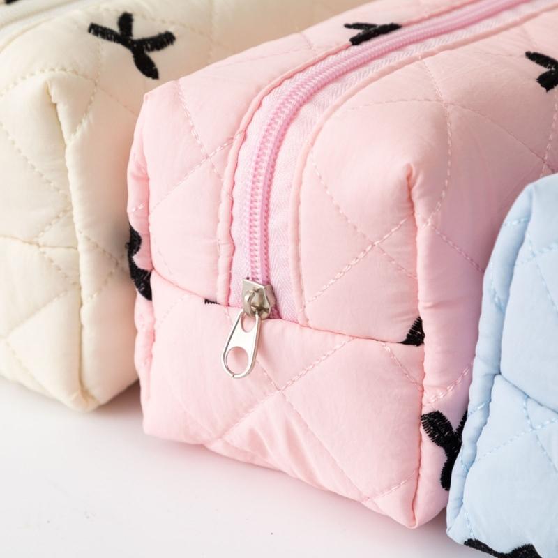 Polyester Quilted Lipstick Holder with Sophisticated Bowknot Pattern Large Capacity Makeup Bag for Everyday Use