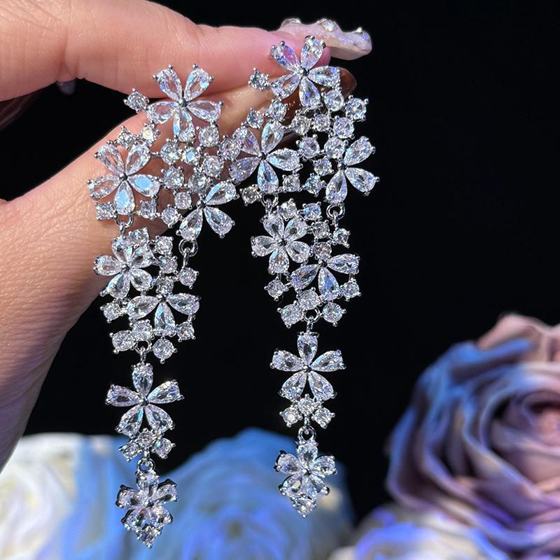 

Цирконовые серьги-кисточки с полым цветком, изысканные серьги высокого класса в стиле легкой роскоши, нишевые универсальные модные серьги для женщин