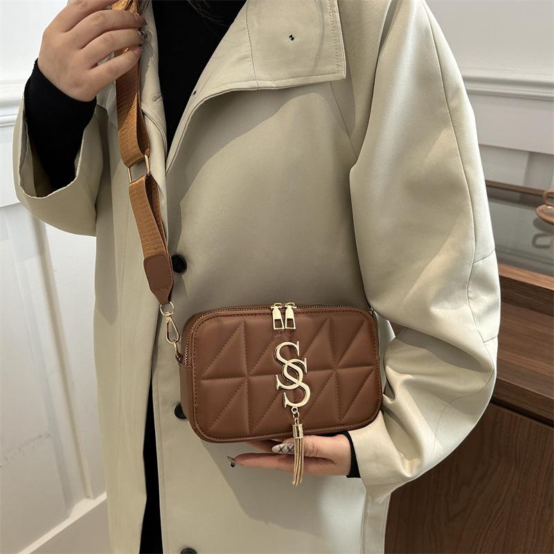 Fashion Small Square Bag Versatile Shoulder Bag Foreign Style Texture Pu Women'S Bag Foreign Gas Pressure Shell Hardware Messenger Bag
