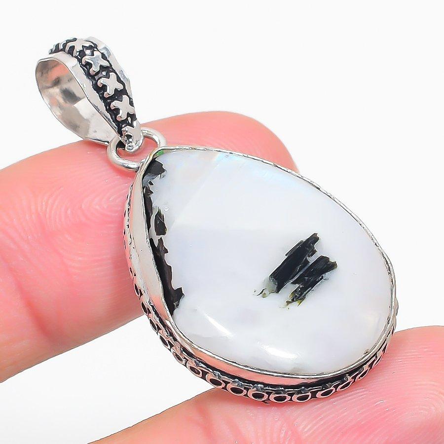 

Natural Rainbow Moonstone Gemstone 925 Sterling Silver Pendant 1.81 T6U56