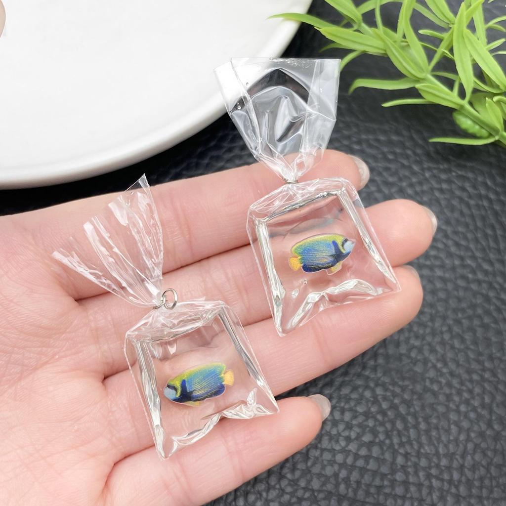 Pendientes Colgantes de Resina Transparente Agua de Mar Pez Dorado y Accesorios para Llavero