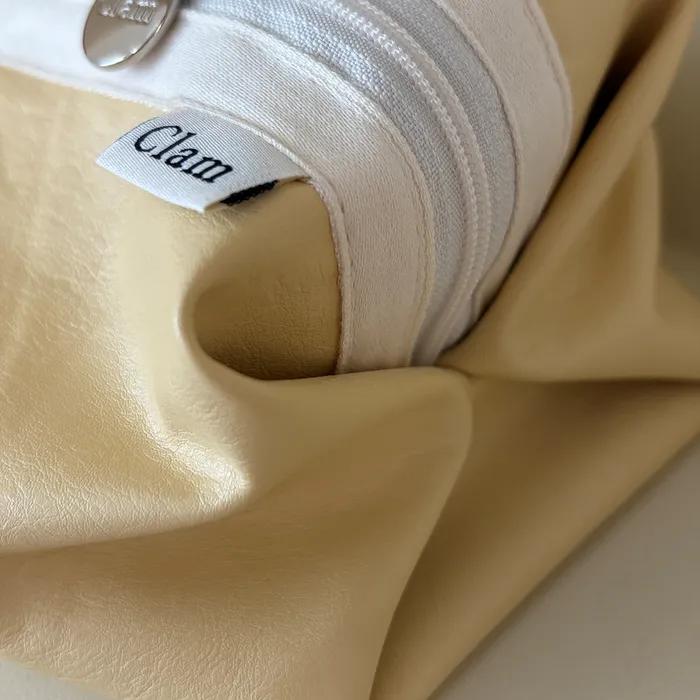 Clam round pouch _ Leather lemon cream