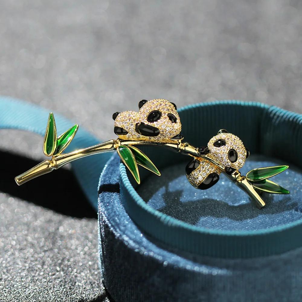 

Брошь женская в китайском стиле с дизайном двух панд, оригинальная, элегантная, мультяшные животные, стразы, аксессуары для одежды, лацканный значок Gold