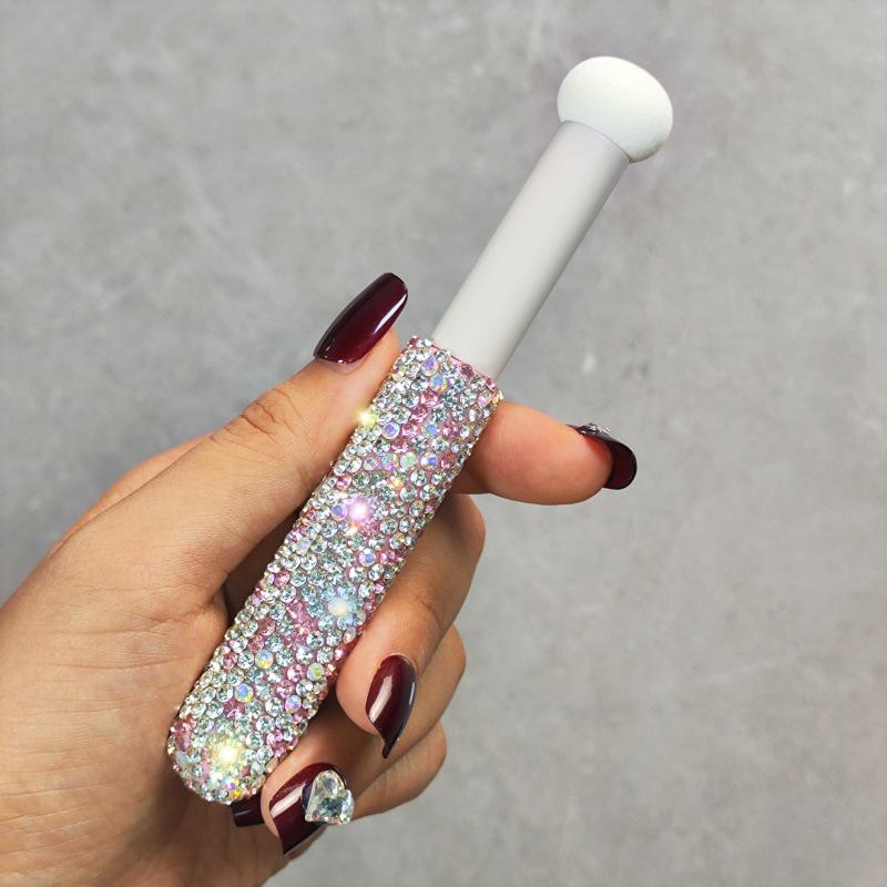 

Роскошная портативная кисть-консилер, инкрустированная бриллиантами, с маленькой губкой-барабанной палочкой