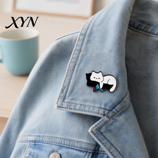 Denim Jacket Accessory Outfit Brooch for Men & Women, Cartoon Kitten Drinking Scratch-resistant Pin Wine Enamel Pin, Decorative Jackets Bags