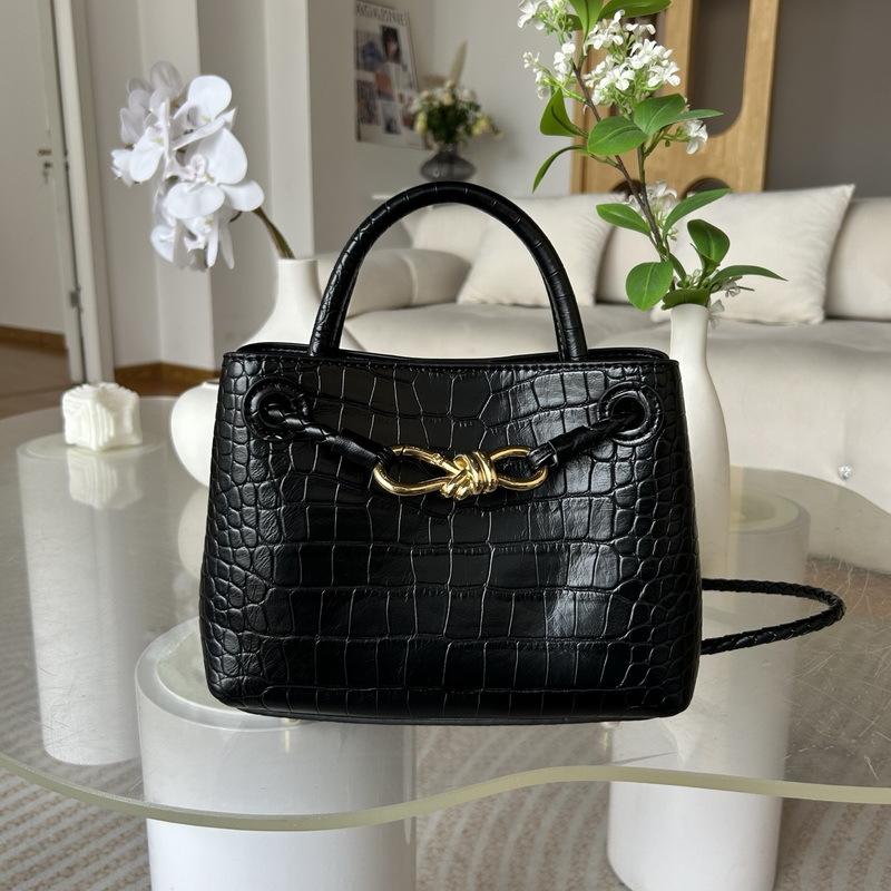 

2025 New Genuine Leather Women s Bag Fashion Trend Crocodile Pattern Stone Pattern Weaving Butterfly Button Commuter Tote Small Bag Cross Border 22x16x10CM чёрный