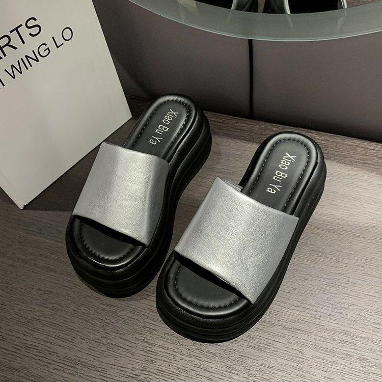 

Muffin bottom soft bottom cool slippers women summer wear new fashion versatile Internet celebrity thick bottom beach one word slippers women 40