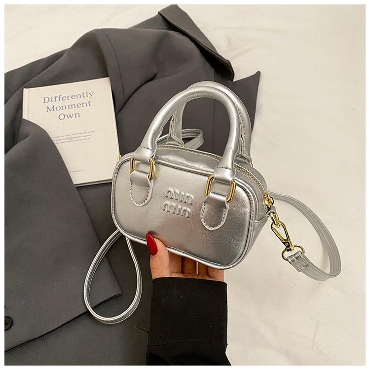 

2025 spring new portable small square bag, foreign style versatile messenger bag, fashionable simple letter high-end shoulder bag срібний