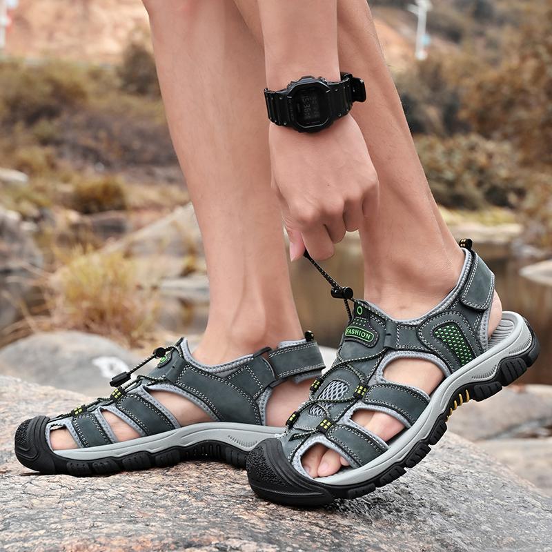 Fashion Outdoor Male Beach Shoes Anti-collision Toe Man Sandals 2025 New Roma Flats Vintage Style Men Summer Shoes Leather Men's Sandals