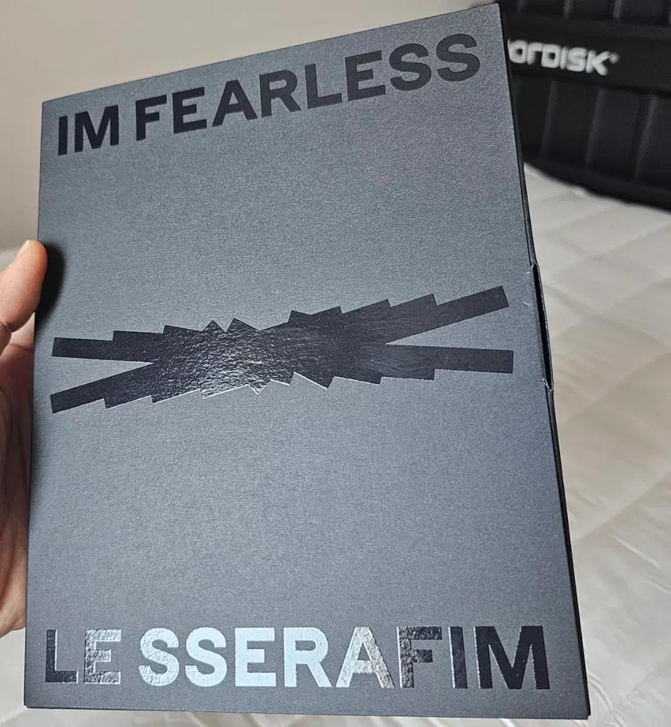 LE SSERAFIM First Moment in Your Hands