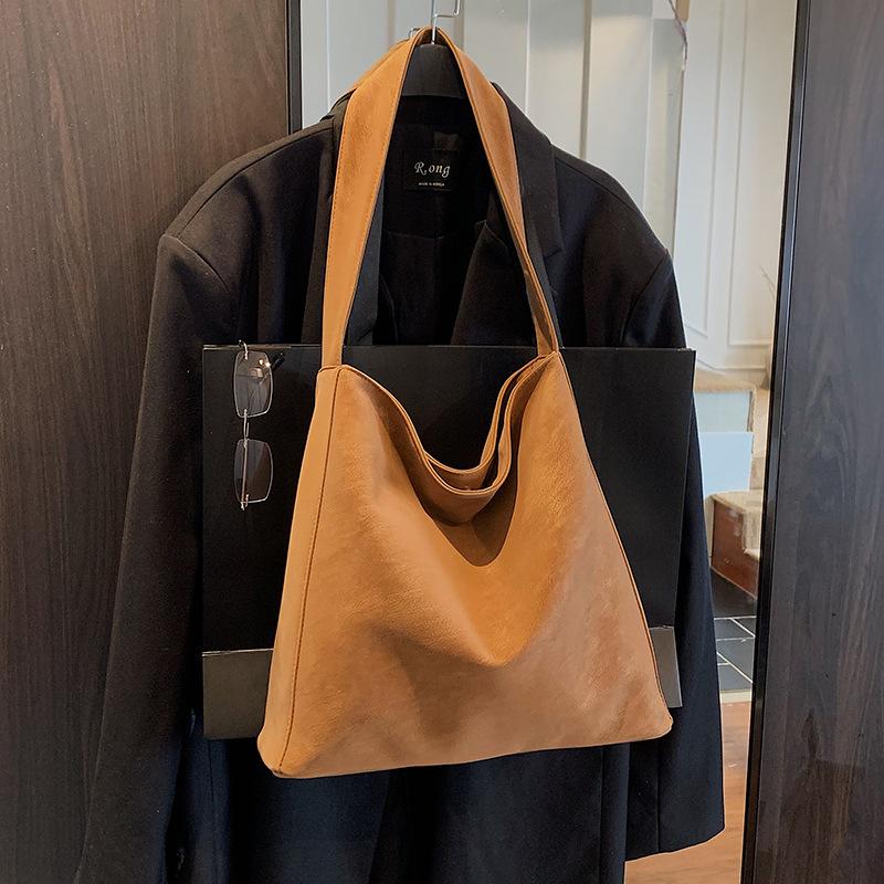 2025 Autumn and Winter New Retro Large-capacity Tote Handbag Fashionable Versatile Foreign Gas Bucket Shoulder Bag