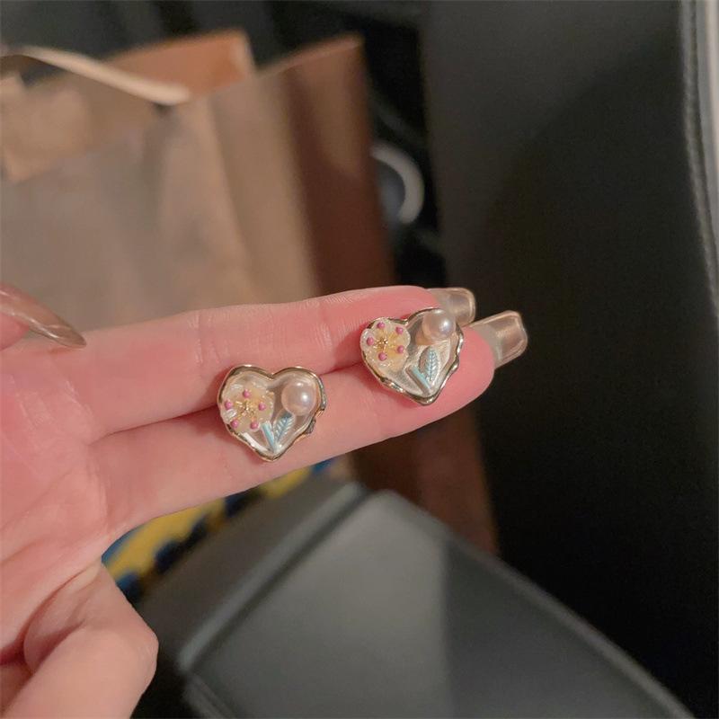 Love-themed Oil Painting Flowers Pearl Earrings for Women, Small-scale, Retro, High-end, Sophisticated Design, Exquisite Ear Ornaments.