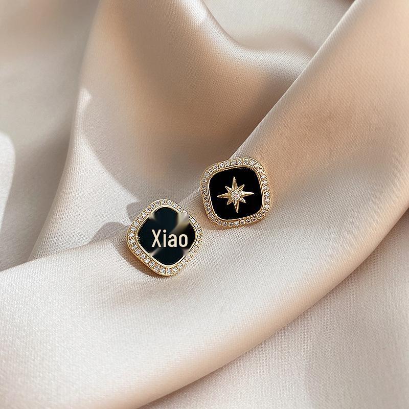 2023 High-End French Pearl Earrings: Light Luxury, Unique Design for Women