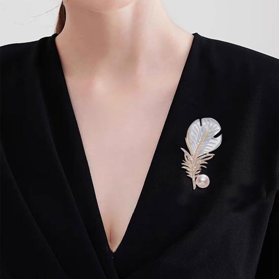 Damen Brosche Federform Anstecknadel mit Strasssteinen Faux Perlen Dekor Anzug Revers Pullover Kleid Mantel Abzeichen Hochzeiten Partys Tägliche Kleidung