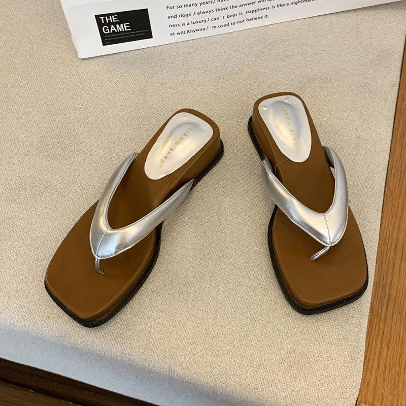 

Универсальные шлепанцы на толстой подошве женская обувь 2025 новая летняя обувь небольшое увеличение роста пляжные сандалии 40