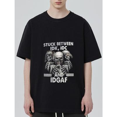 Camiseta Preta com Caveiras e Texto Preso Entre Idk Idc e Idgaf Design Gráfico para Roupa Casual Moda Streetwear