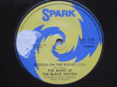 Płyta 7-calowa BAND OF BLACK WATCH - Scotch On The Rocks SRL1128 Spark 1975 UK Używana przez wojsko