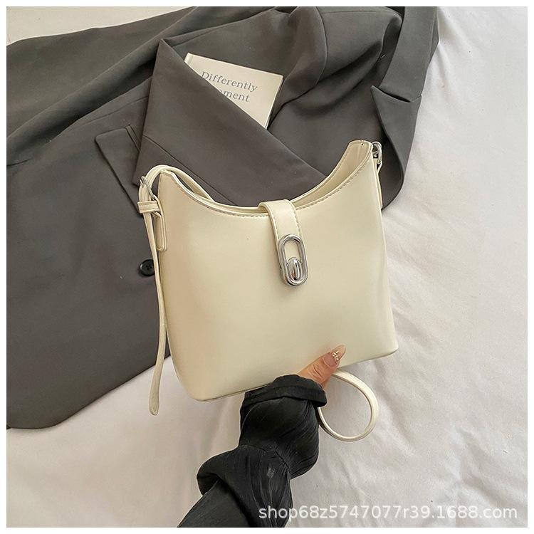 

Женская сумка под мышкой 2025 новый модный нишевый дизайн сумка для поездок на работу популярна в этом году, наплечная сумка-мессенджер белый