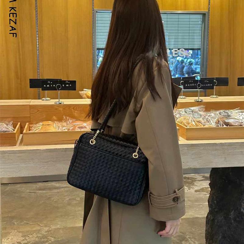 Haute couture version sheepskin hand-woven shoulder bag 2026 new medieval tofu bag commuter leisure handheld women's bag