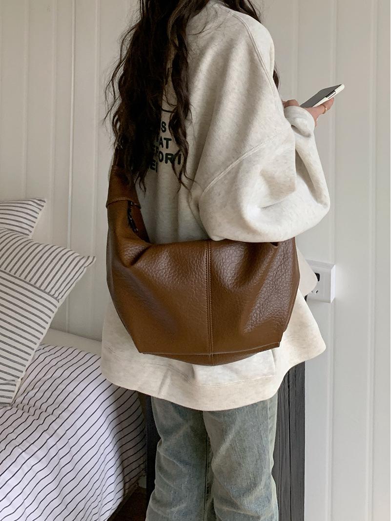 

Корейская ретро сумка-кроссбоди из мягкой кожи с плиссировкой в форме полумесяца кофейный