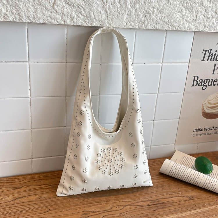 

Женская сумка-тоут через плечо с полыми элементами и заклепками белый