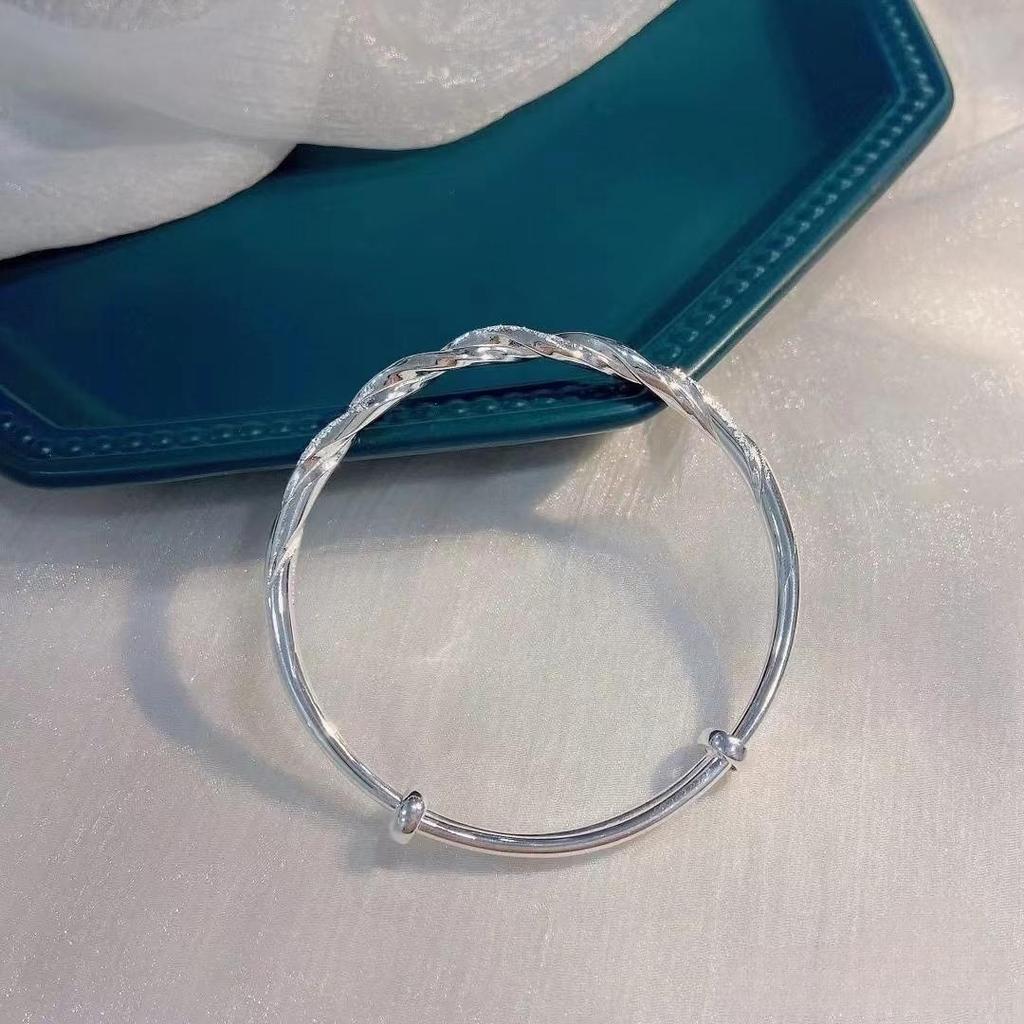 Nový náramek Mobiusova prstence pro ženy, minimalistický a jedinečný design pro Instagram, matný stříbřený náramek s push-pull zapínáním, mladý styl