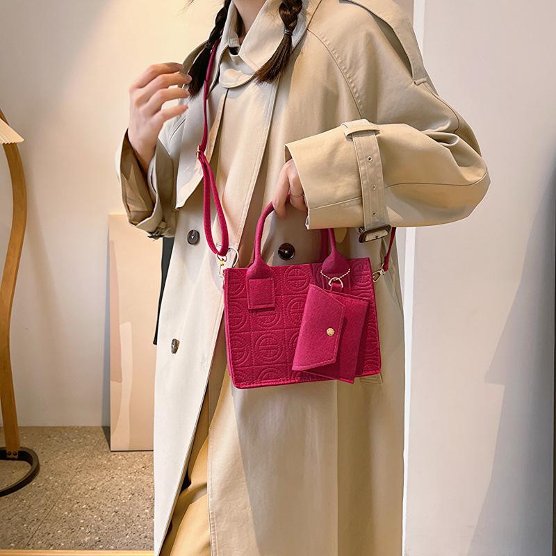İki parçalı set küçük taze düz renk 2025 sonbahar yeni kabartmalı taşınabilir çapraz askılı küçük kare çanta