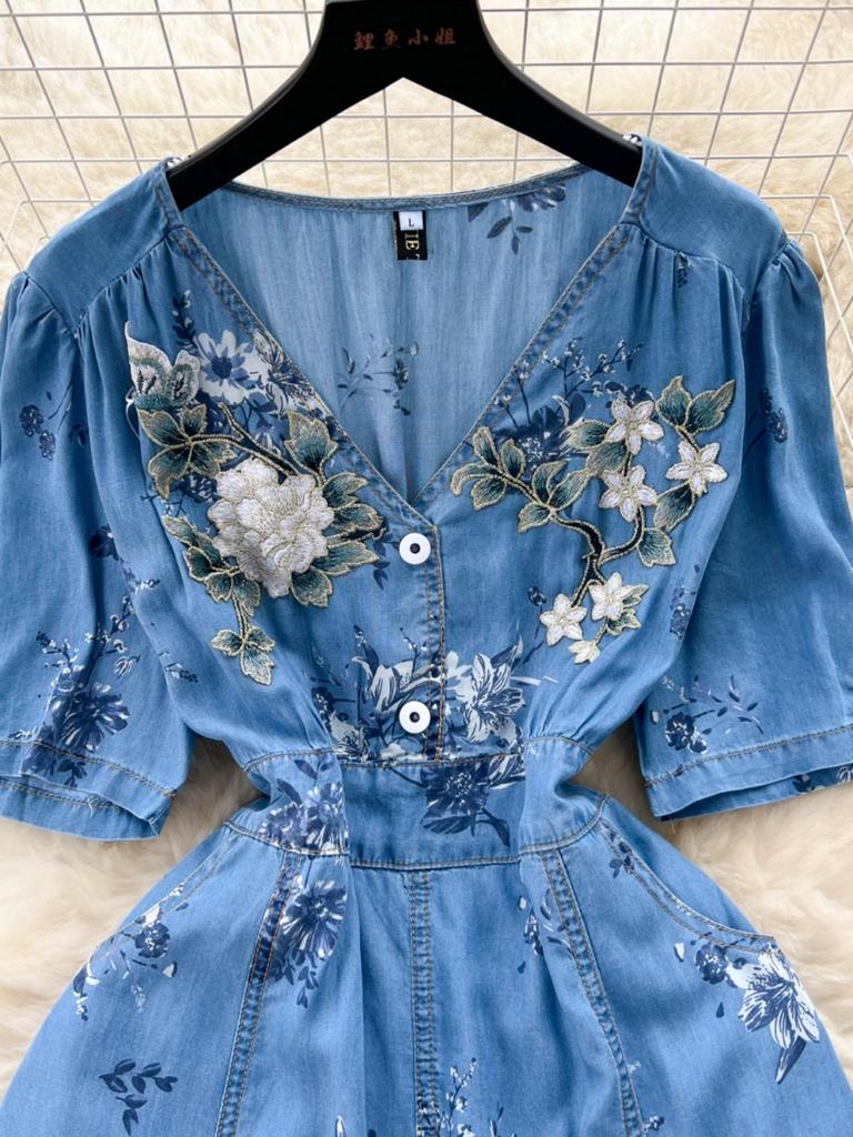 RUGOD Leichtes vertrautes französisches Nischen-Jeanskleid mit V-Ausschnitt, bedruckt, für Damen, Sommer, Taille, schlankes, elegantes Fischschwanz-langes Kleid