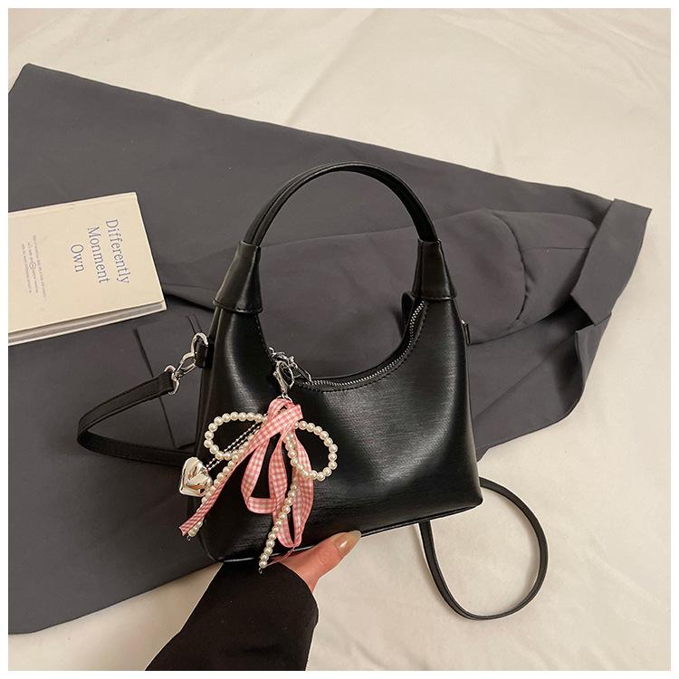 

Niche texture handbag women s 2025 new spring shoulder messenger bag popular versatile foreign style crescent bag