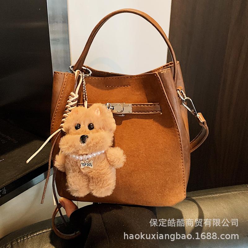 Autumn and Winter Women's Portable Bucket Bag 2025 New Versatile Fashion Foreign Style Exquisite Commuting Niche Design Shoulder Bag