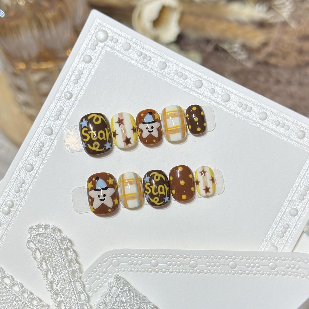 [5in1 Toolkit+HANDMADE]Handmade Press On Nail Cute Brown Hand-painted Cartoon Checkered Stars Short Round Fake Nail Patch Artificial Nail Reusable