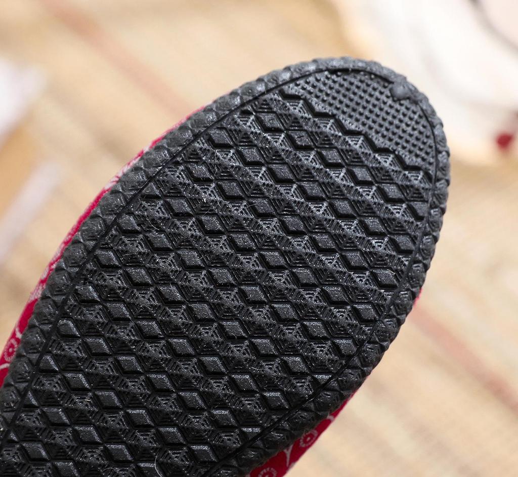 Lvtixin Women's Slip-On Soft Sole Shoes - Non-Slip, Flat, Ideal for Elderly and Middle-Aged Moms