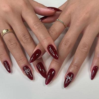 24 piezas de uñas postizas simples de color burdeos con punta de lazo y diamante para el Día de San Valentín, uñas almendradas