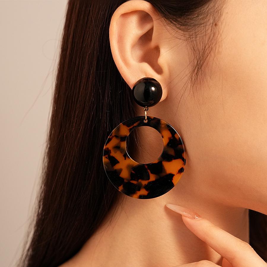 Boucles d'oreilles rondes découpées à imprimé léopard rétro en résine - Mode européenne et américaine haut de gamme pour femmes