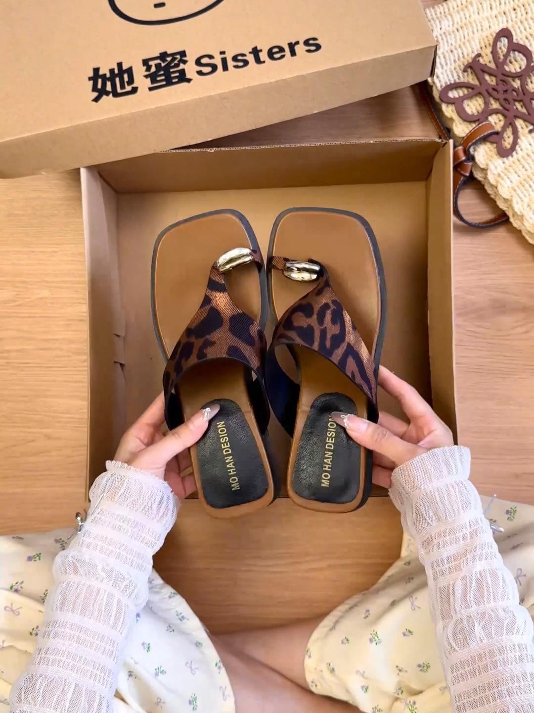 

Толстая подошва каблук набор носок крутые тапочки женские летние 2025 новые с юбкой пляжные сандалии шлепанцы 40 цветной печати леопарда