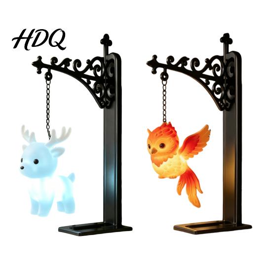 Dekoratives Desktop-Ornament Magische Bücherregal-Lampe mit Eulen-, Phönix- und Hirschfiguren Vintage-Eisenständer Geburtstagsüberraschung für Fans Helles Warmlicht