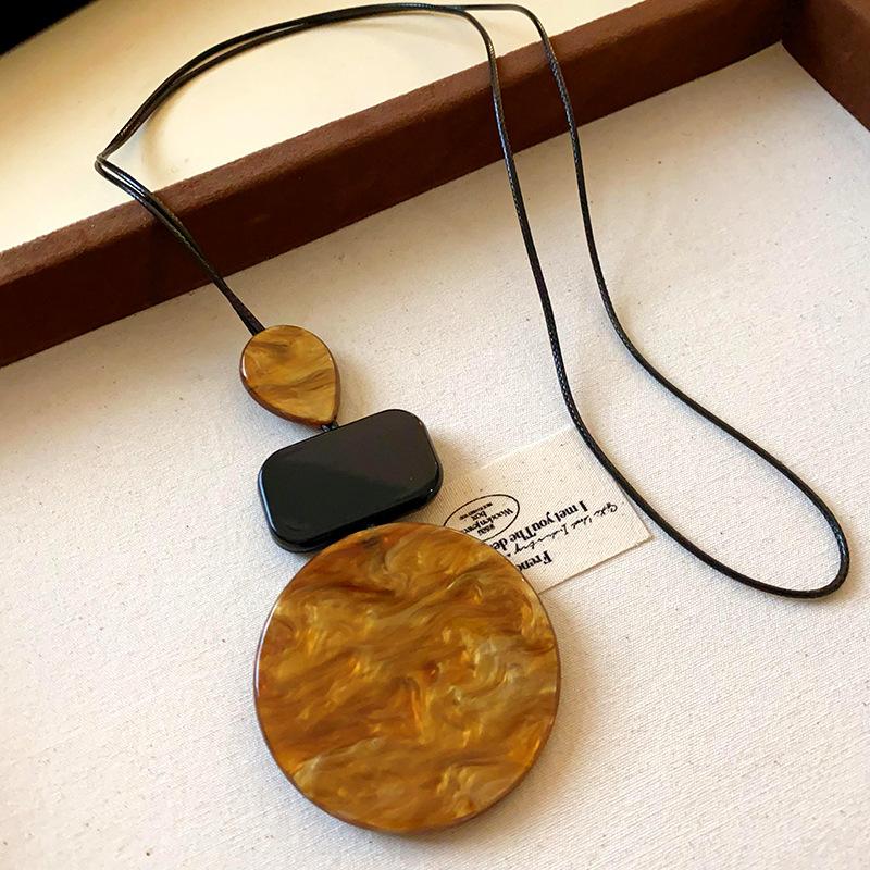 Simple Geometric Resin Rendered Leather Rope Necklace Autumn and Winter Retro Premium Sweater Chain