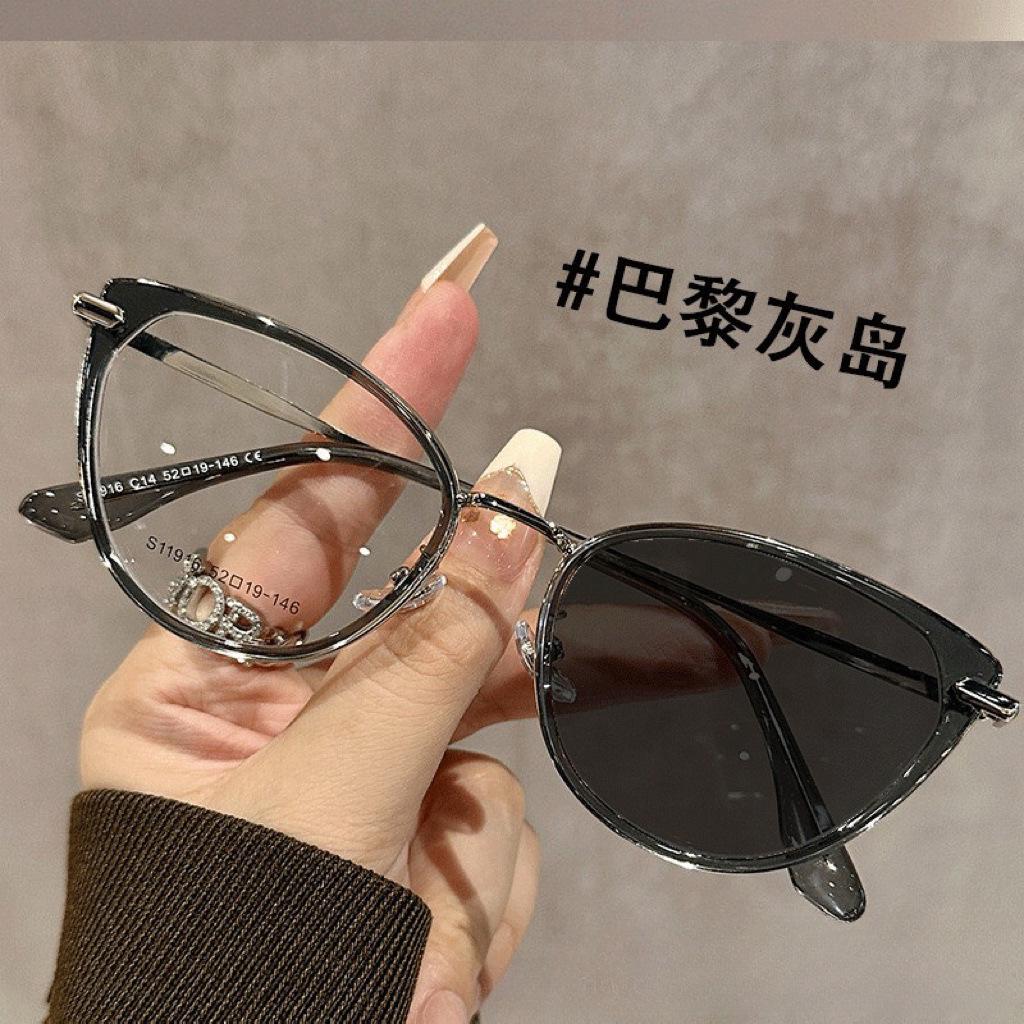 High-Definition Photochromic Cat Eye Glasses: Fashionable Anti-Blue Light, Versatile Eye Protection for Myopia
