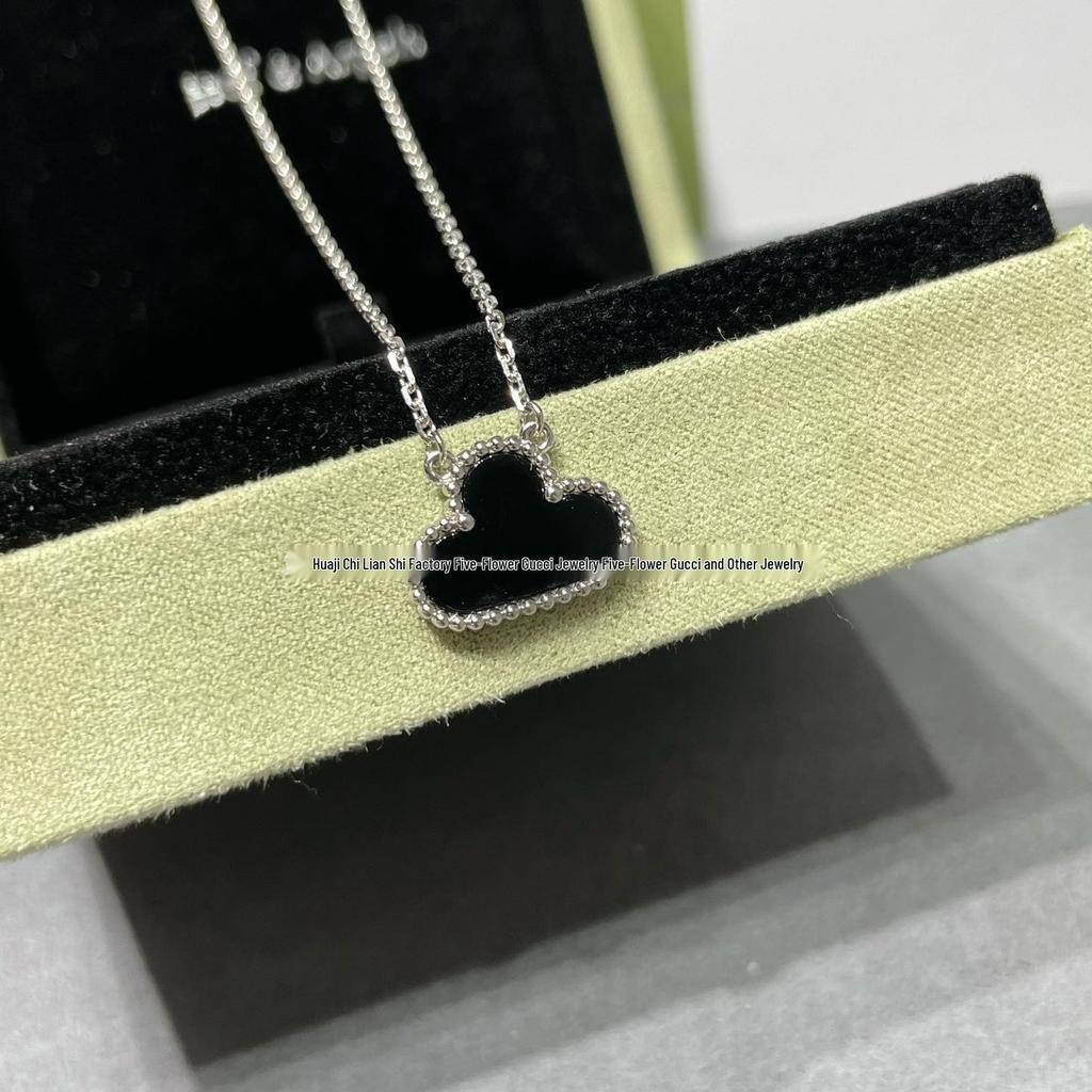 Náhrdelník Van Cleef se čtyřlístkem: Zlatý přívěsek pro ženy s pětilistým designem, bílou perletí, červeným achátem a diamantem.