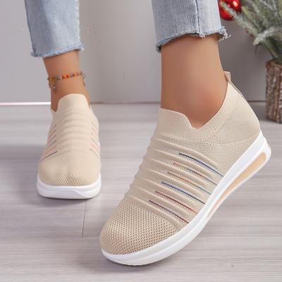 Mode Europeiska 2025 Dam Skor i Stora Storlekar Nya Tjocksulade Lutande Klack Sportig Stil Vardagliga Andningsbara Vulkaniserade Sneakers
