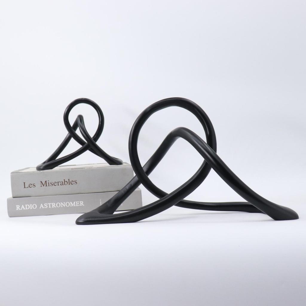 Geometric Resin Knot Ornament for Modern Office or Study Decor