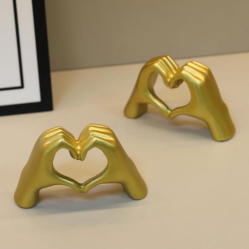 Creative Heart Hand Statue Resin Love Gesture Sculpture Desktop Ornament Bookshelf Decor Living Room Figurines Art Decoration